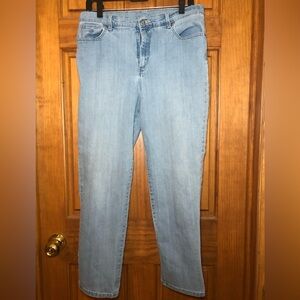 WOMEN’S GLORIA VANDERBILT AMANDA STRAIGHT LEG STRETCH JEANS SIZE 14, LIGHT WASH